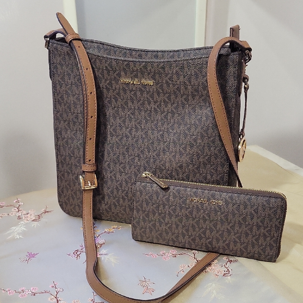 Michael Kors~ Jet Set Bag with Matching Wallet
